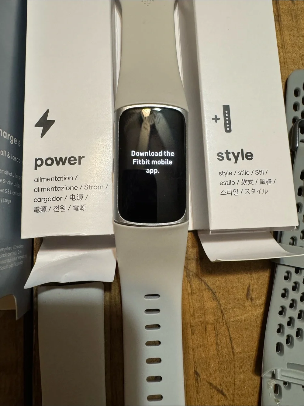 fitbit Charge 5 in Soft Cream with Light Gray Sport Band